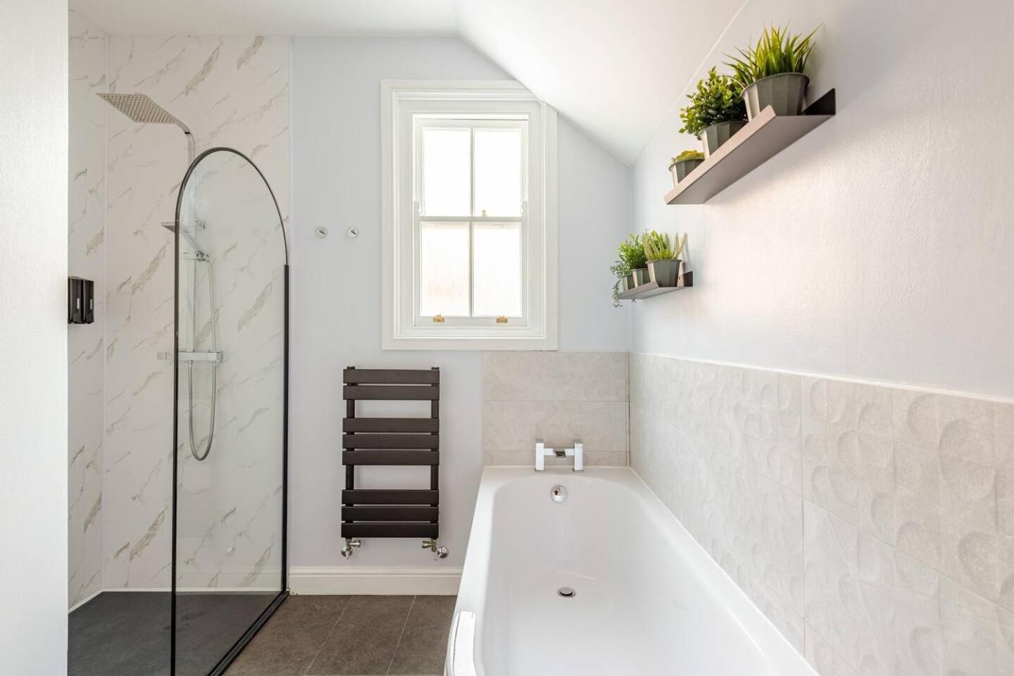 Stylish Flat In Central Location With Free Parking Swindon Buitenkant foto