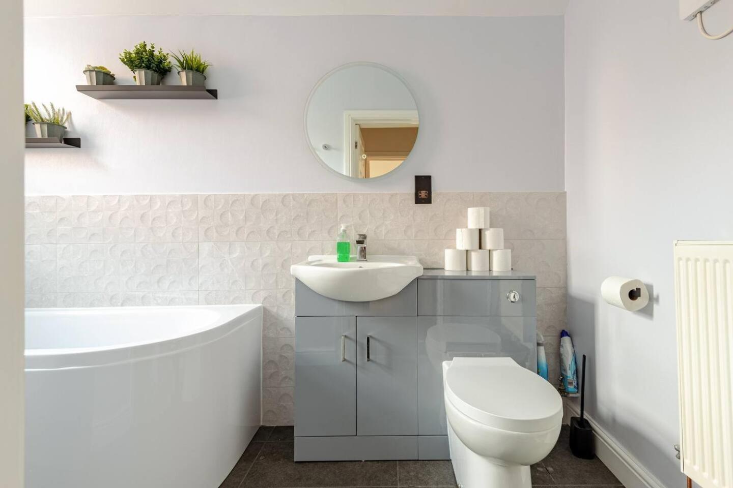 Stylish Flat In Central Location With Free Parking Swindon Buitenkant foto