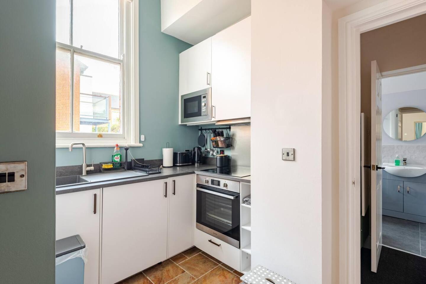 Stylish Flat In Central Location With Free Parking Swindon Buitenkant foto