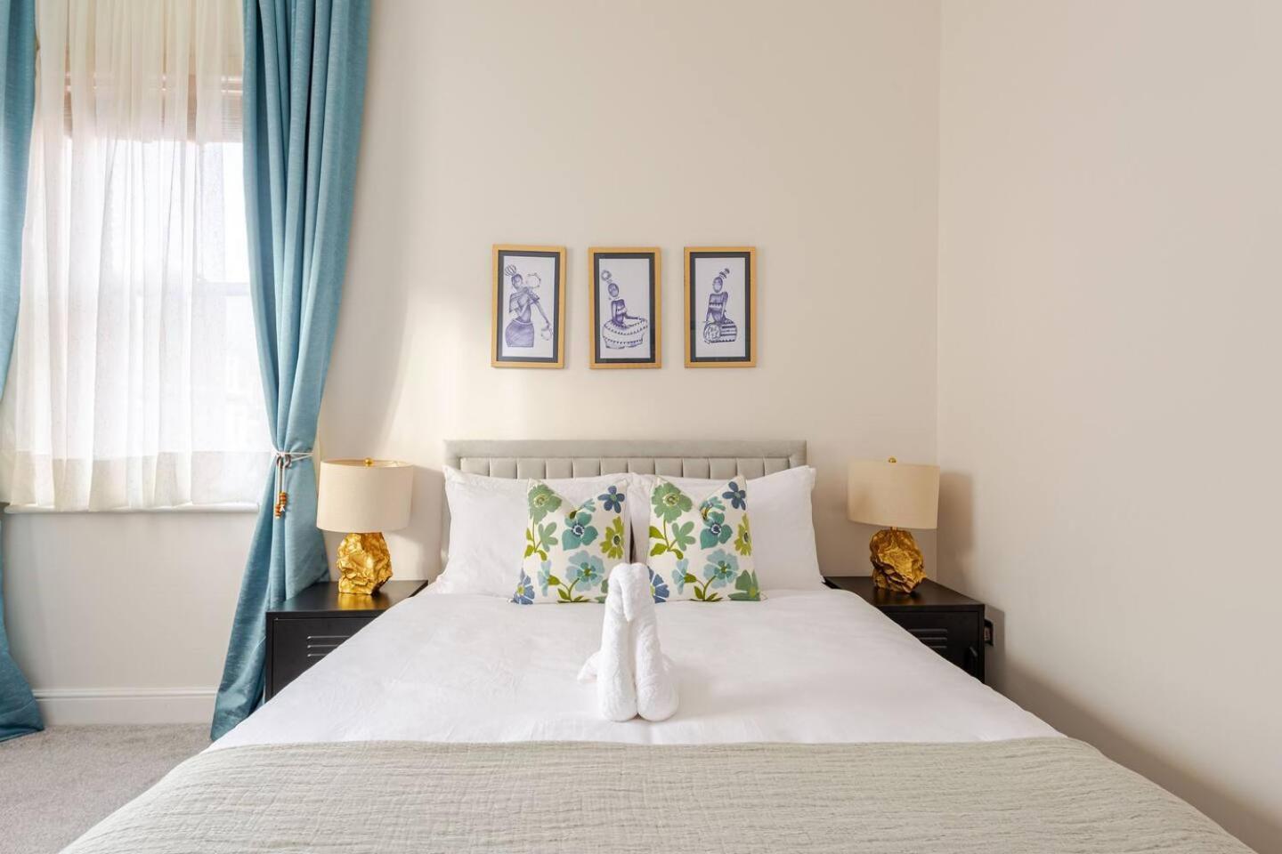 Stylish Flat In Central Location With Free Parking Swindon Buitenkant foto