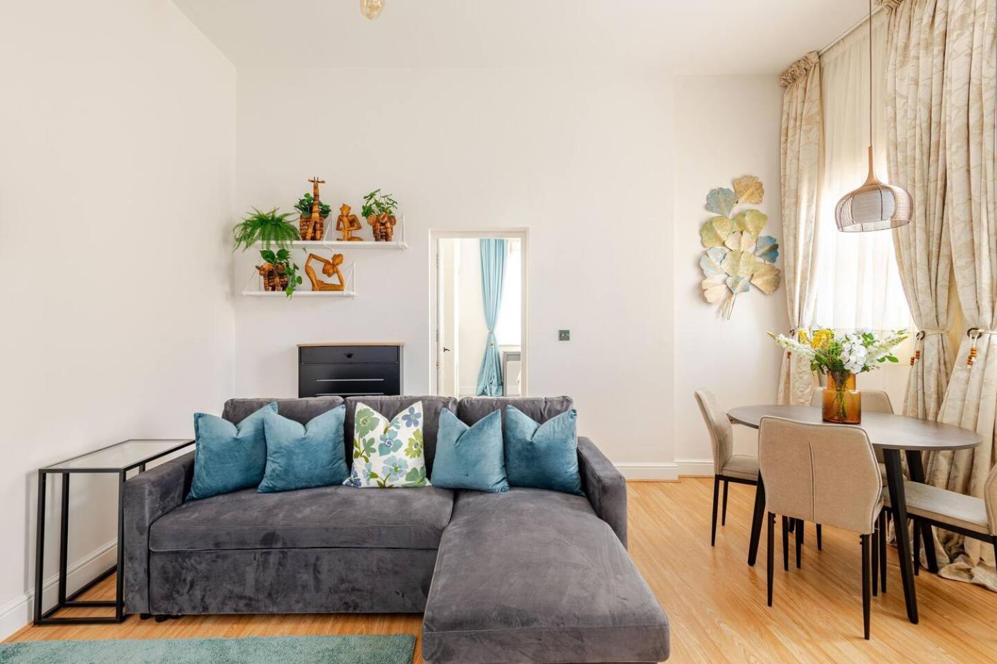 Stylish Flat In Central Location With Free Parking Swindon Buitenkant foto