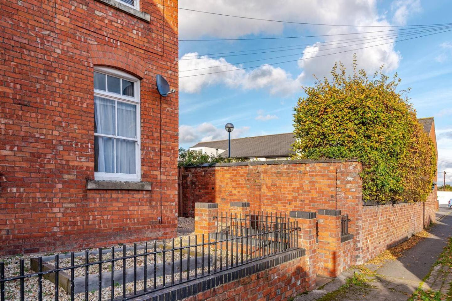 Stylish Flat In Central Location With Free Parking Swindon Buitenkant foto