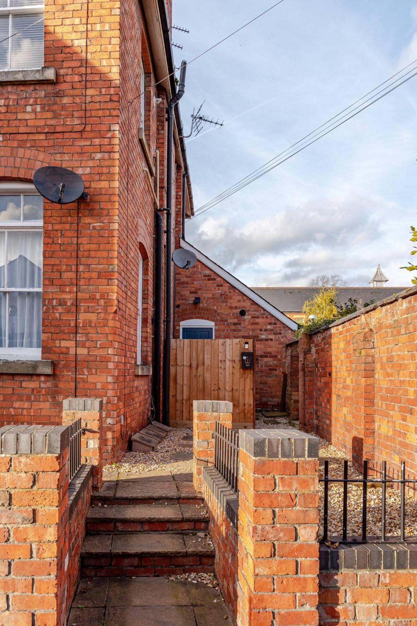 Stylish Flat In Central Location With Free Parking Swindon Buitenkant foto