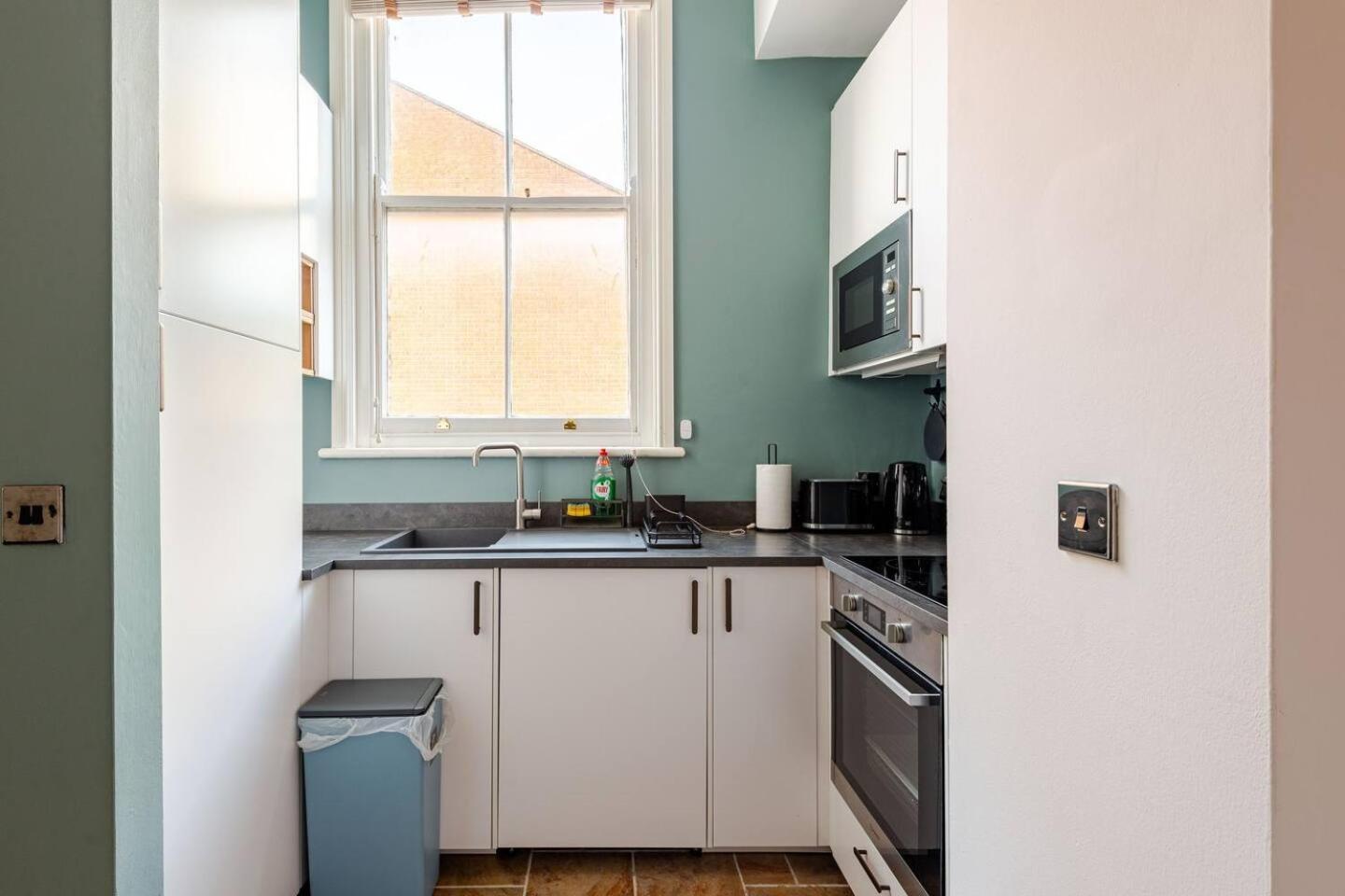 Stylish Flat In Central Location With Free Parking Swindon Buitenkant foto