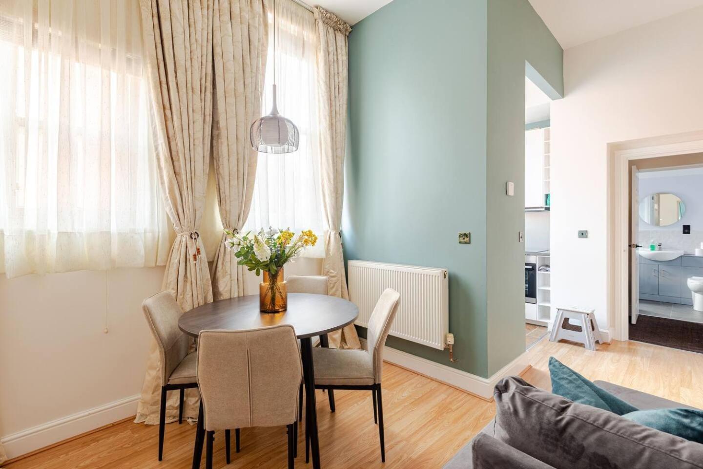 Stylish Flat In Central Location With Free Parking Swindon Buitenkant foto